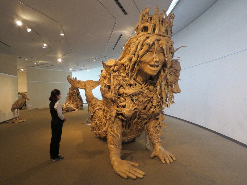 6メートル「大人魚姫」ニッコリ 紙のアート266点展示 愛知・岡崎