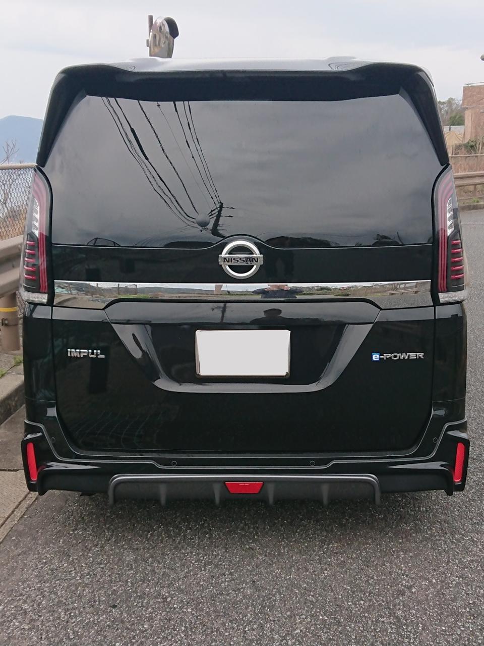 日産セレナC27前期モデルテールランプ左側