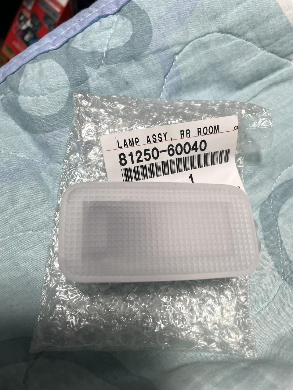 TOYOTA(トヨタ) 純正部品 LENS & BODY CLEARNCE LAMP LH 品番81621