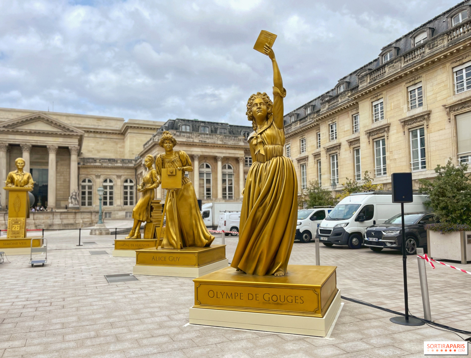 国会に展示された開会式の10人の黄金女性の像 - Sortiraparis.com
