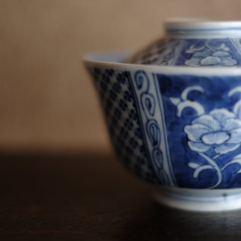 古伊万里 牡丹図 菱格子四弁花文 蓋付碗 (江戸後期) – 逢季荘