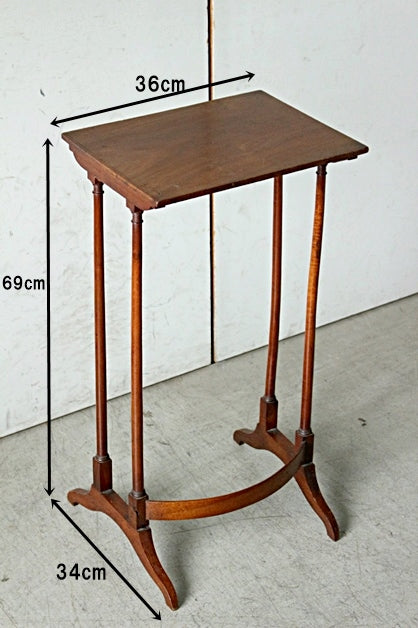 1920年代華奢な印象のウォールナット材サイドテーブル （高さ69cm