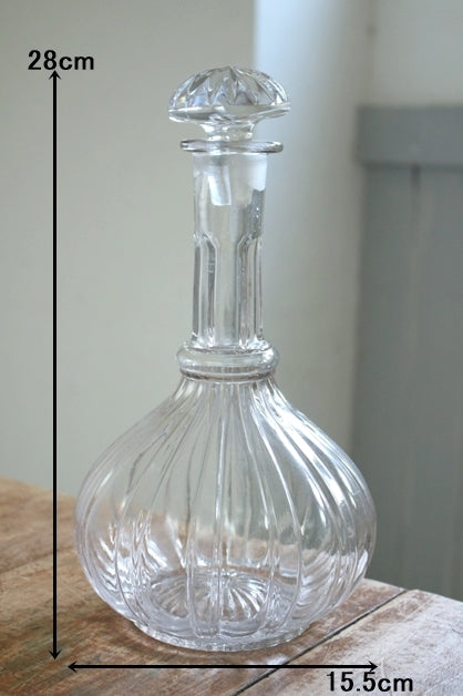 丸みを帯びたガラスが美しいデキャンタ（高さ28cm） イギリス