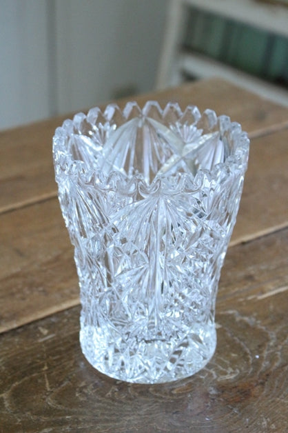 どっしり安定感のあるフラワーベース（高さ15.5cm） イギリス