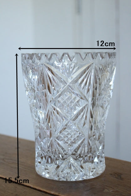 どっしり安定感のあるフラワーベース（高さ15.5cm） イギリス