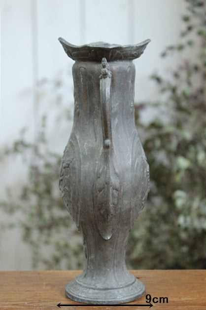 装飾も美しいエタン製フラワーベース（高さ23.5cm） フランス