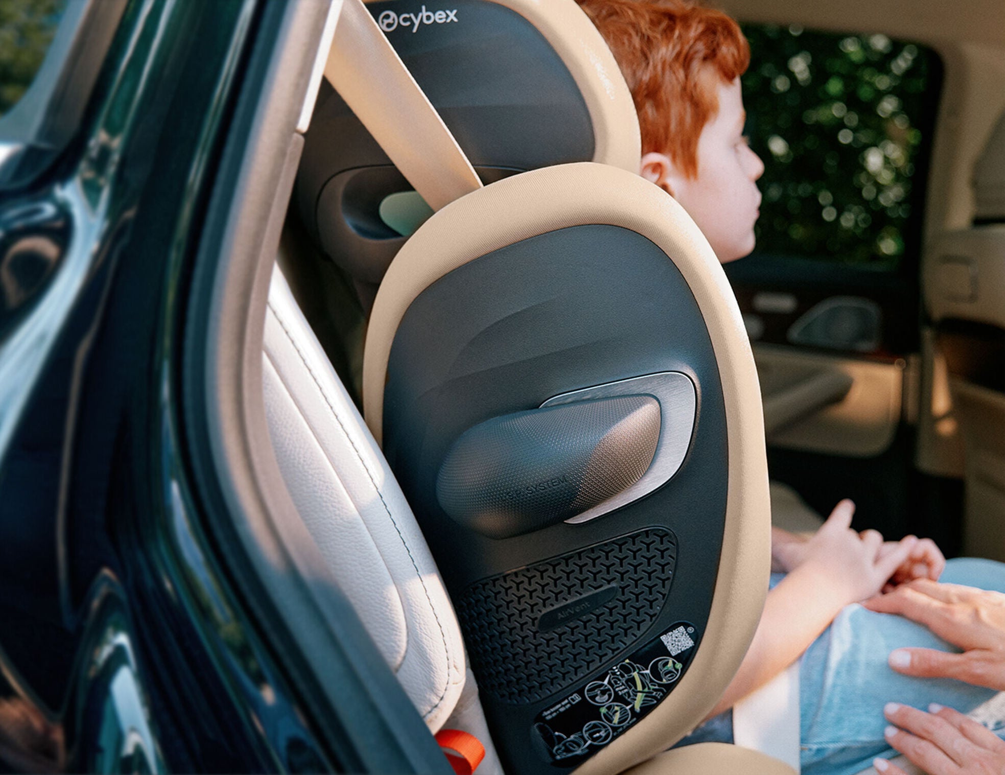 ワンタッチでたためるジュニアシート「ソリューションG2