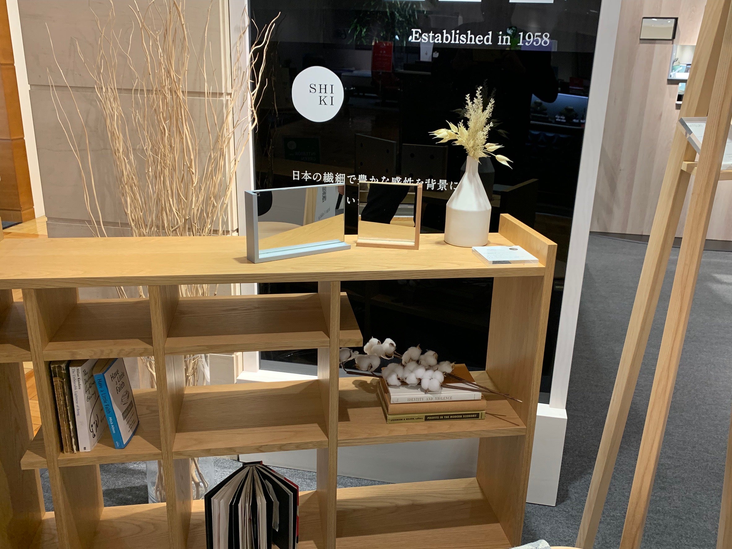 気軽に飾れて実用的なエチケットミラー | 家具産地大川発の国産家具