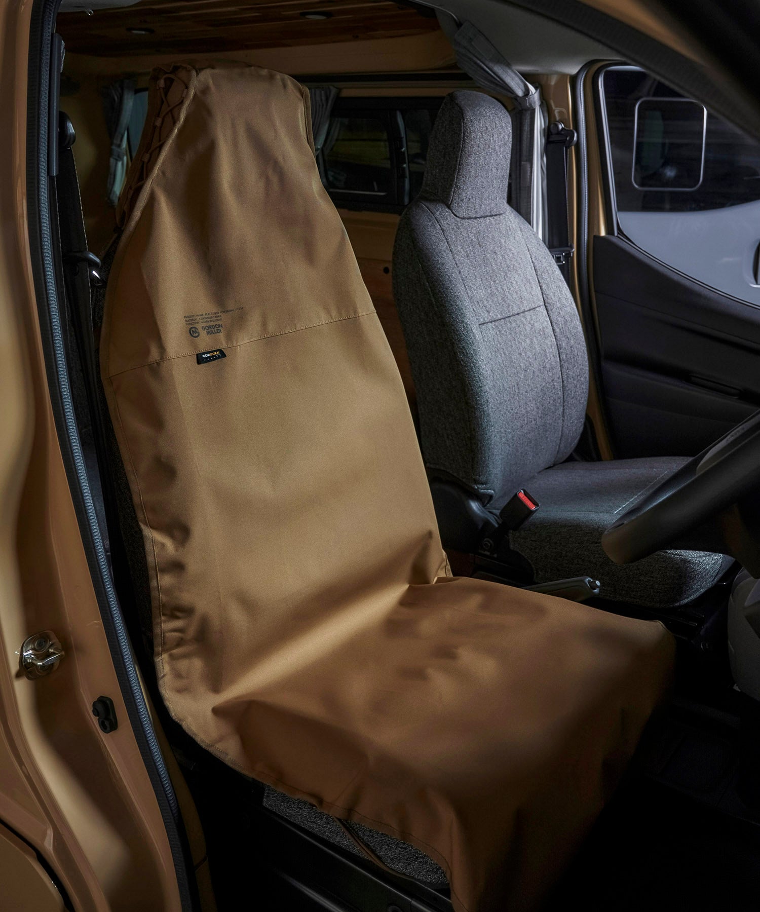 車の座席にかけるだけで、簡単に汚れを防いでくれる防水シートカバー