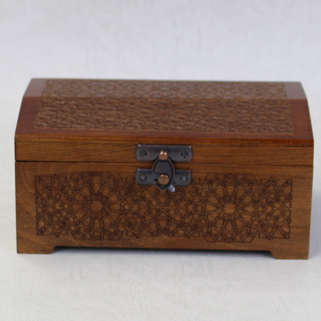 アンティーク調でイスラム幾何学模様が彫刻された木箱はインテリアに