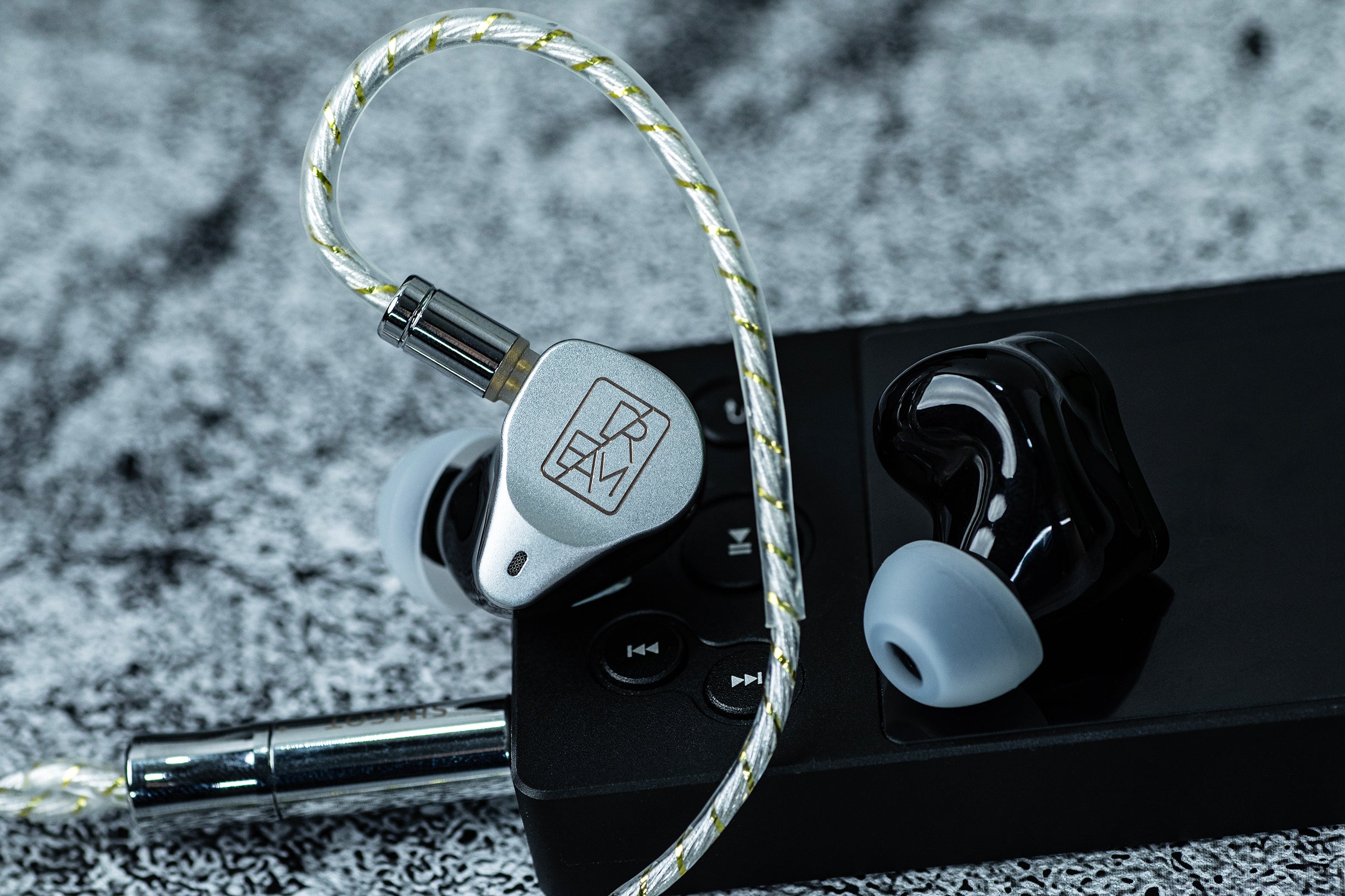 Simgot EM10 | 1 DD + 8 BA + 1 PZT IEMs – Linsoul Audio