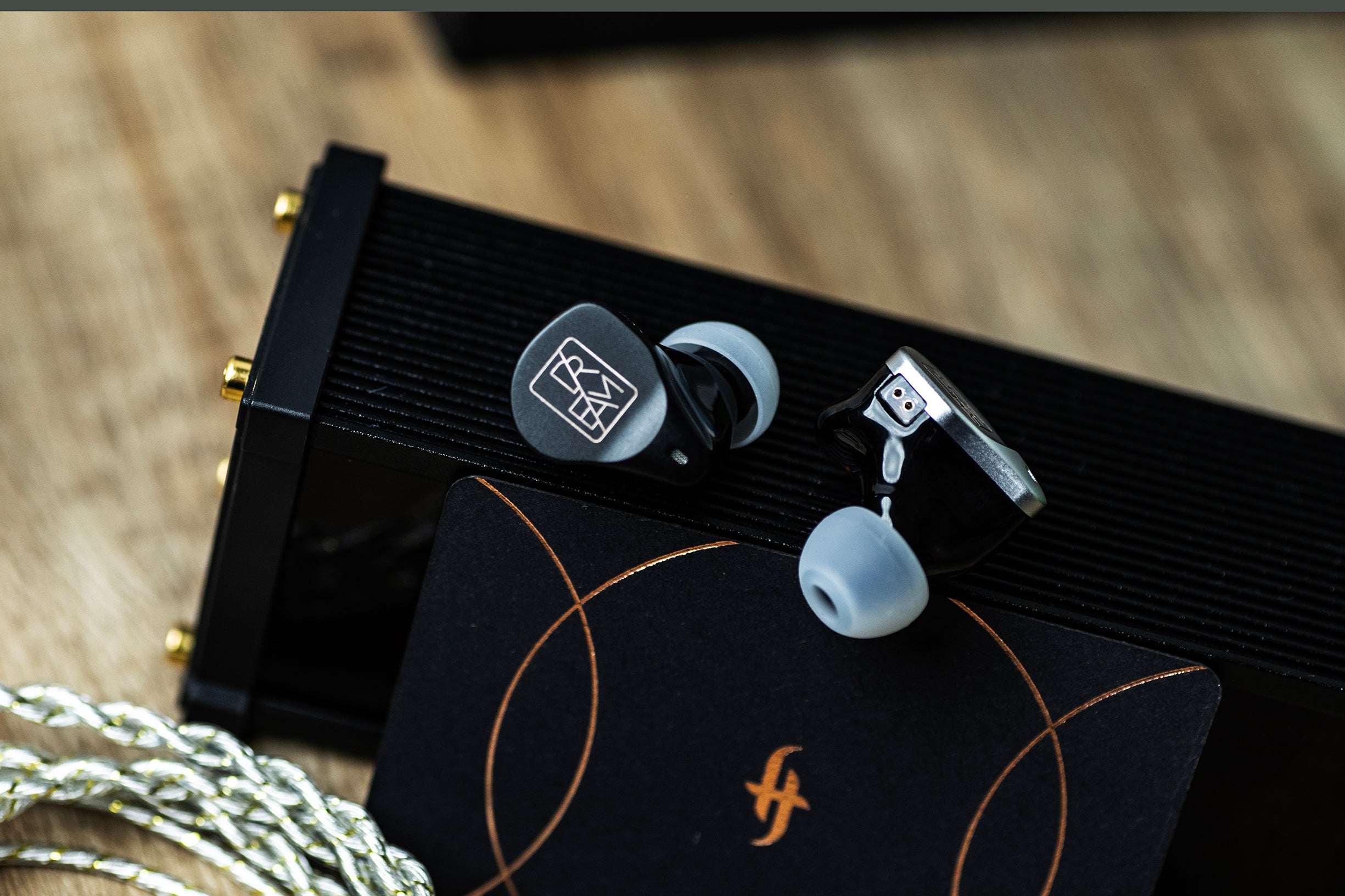 Simgot EM10 | 1 DD + 8 BA + 1 PZT IEMs – Linsoul Audio