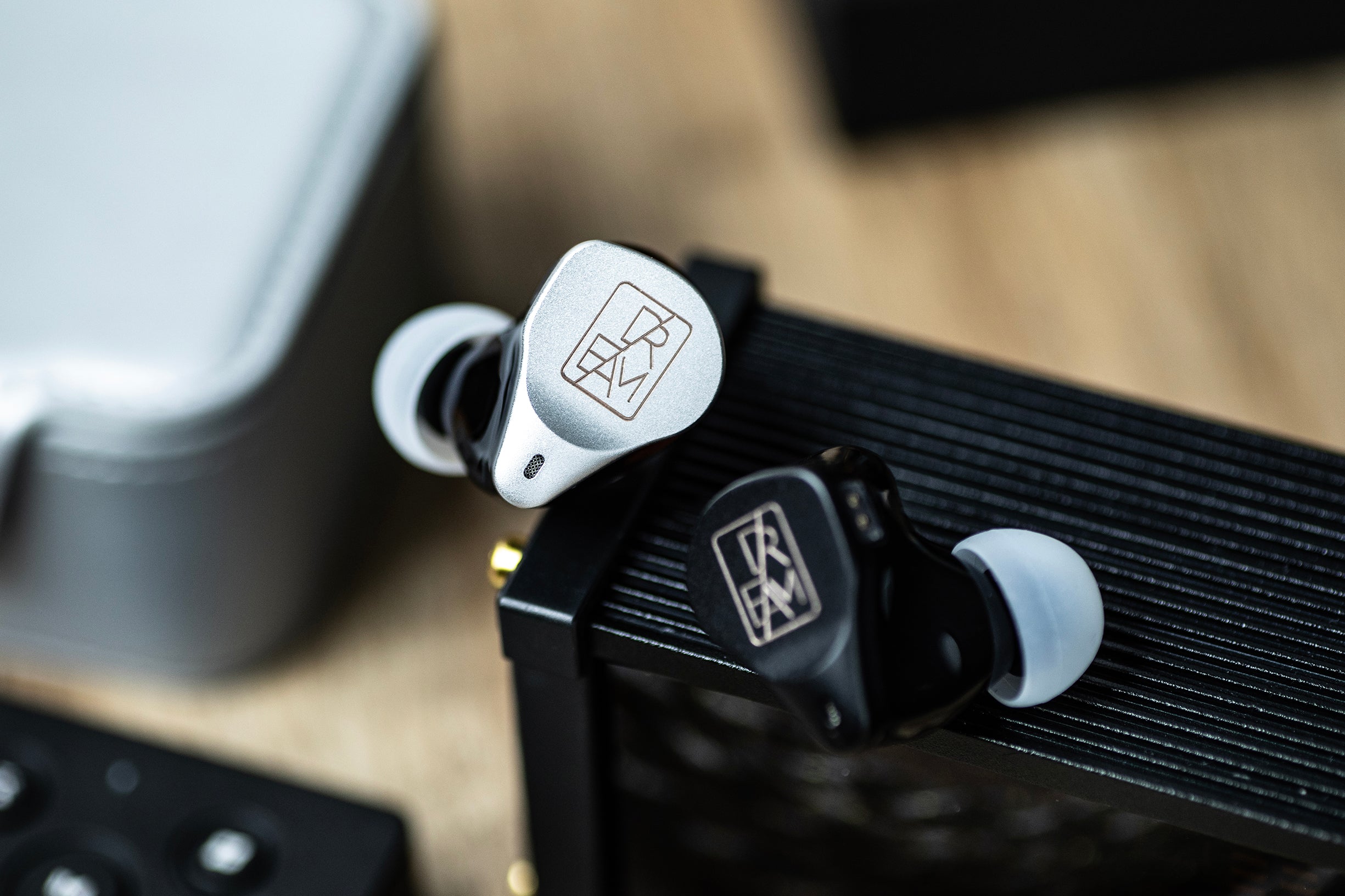 Simgot EM10 | 1 DD + 8 BA + 1 PZT IEMs – Linsoul Audio