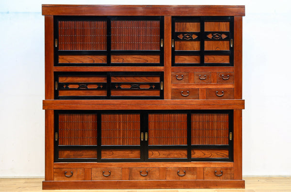 組子細工のガラス入り引き戸」のある大正〜昭和時代のレトロな水屋箪笥