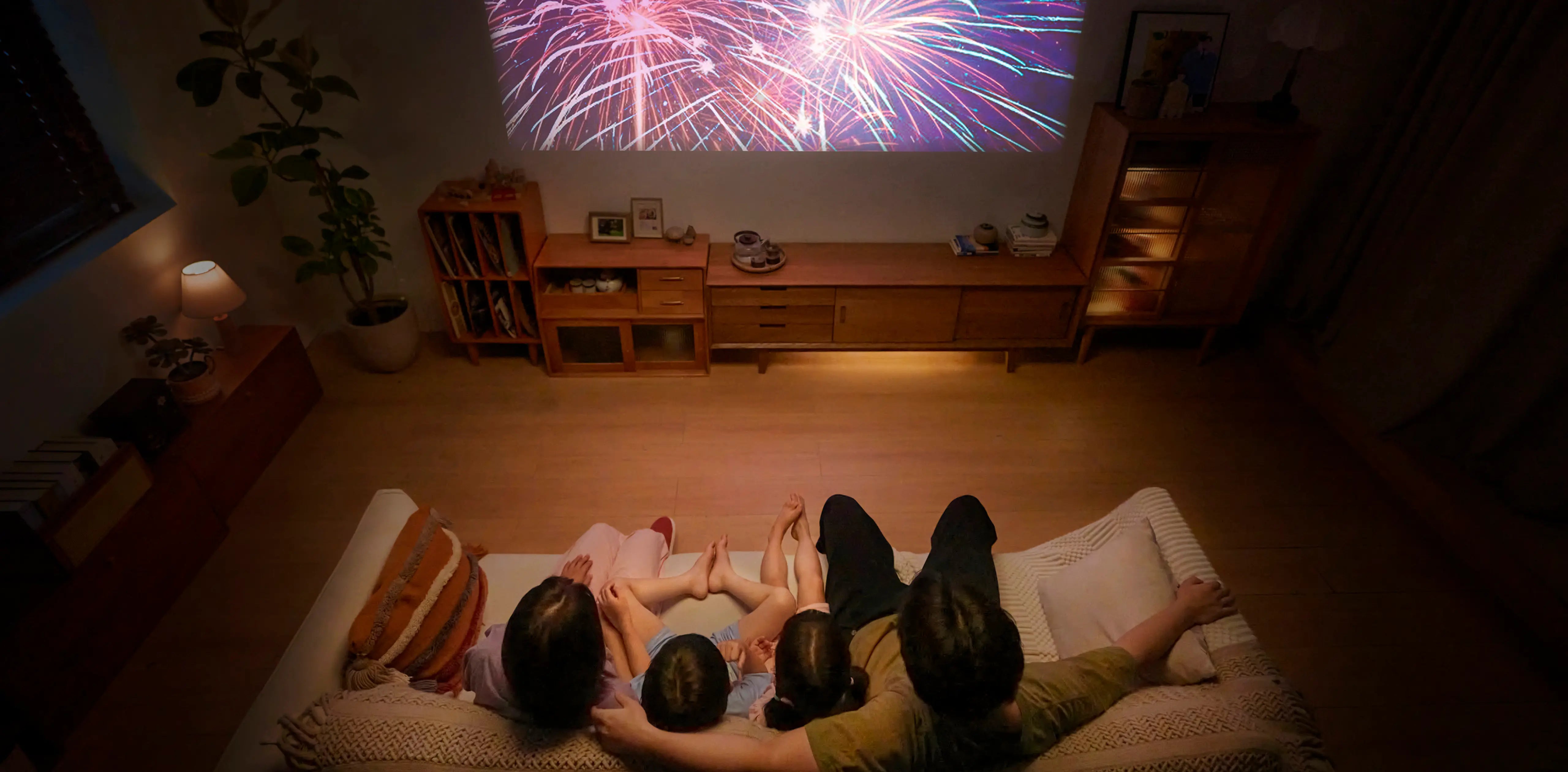 Aladdin X - 工事不要で天井設置、照明一体型3in1家庭用プロジェクター