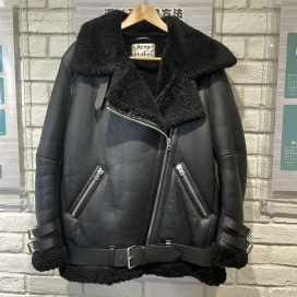 新宿店で、アクネストゥディオズのVELOCITE、ムートンライダース