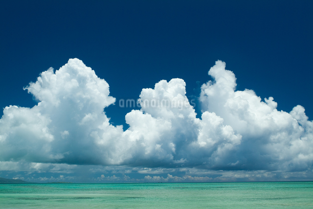夏雲と海の写真素材 [FYI03164555] | ストックフォトの Qlean Market