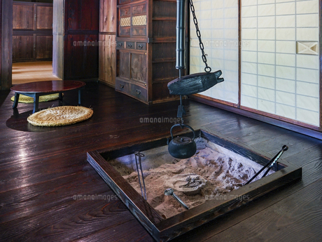 農家の囲炉裏端（府中市郷土の森博物館）の写真素材 [FYI04896029