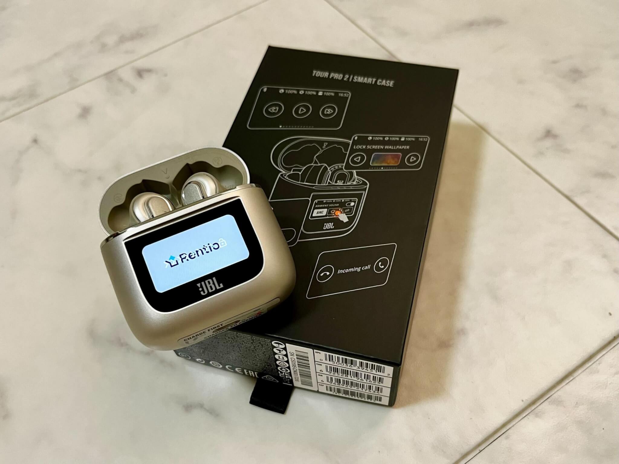 JBL Tour Pro 2をレビュー！世界初！スマホのように操作ができる充電