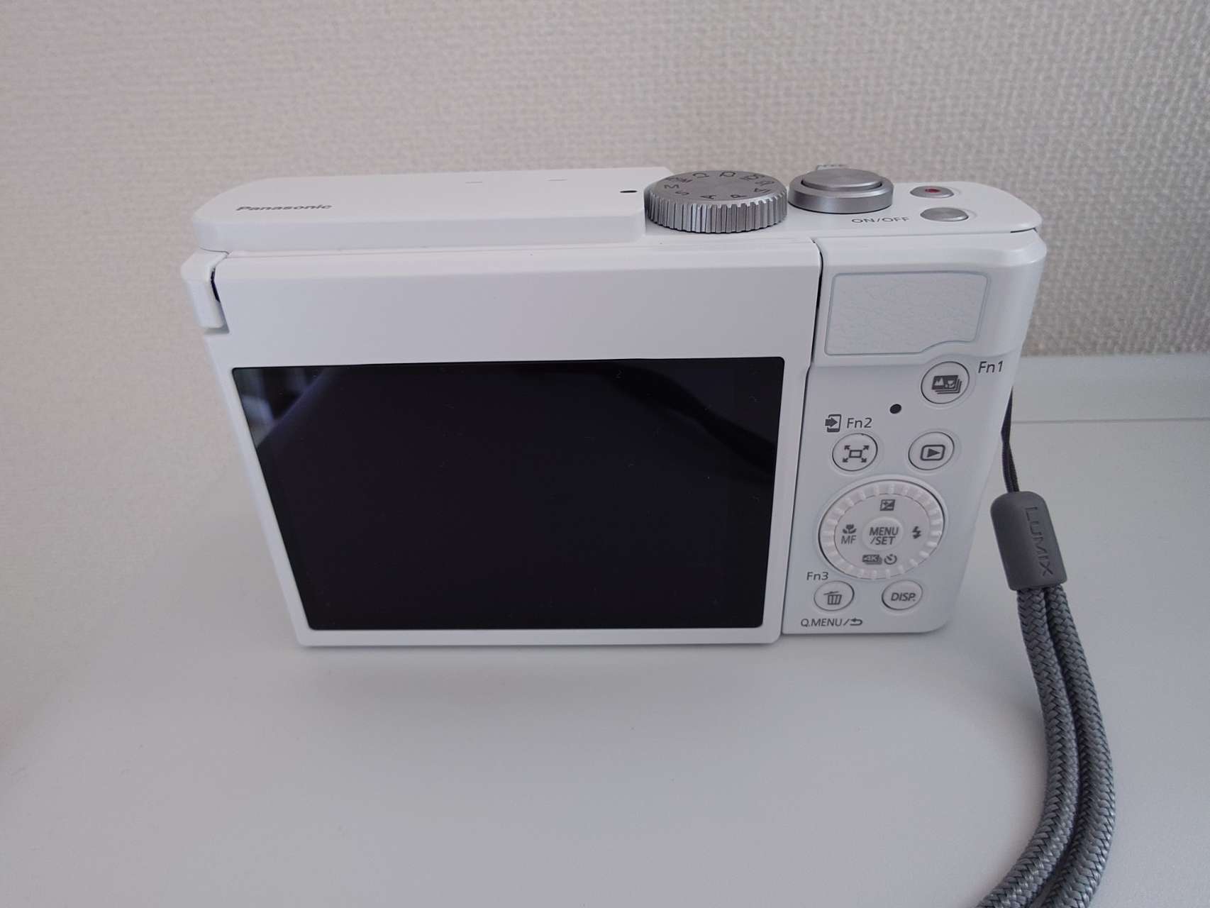 LUMIX TZ99 ホワイト Panasonic launches a new white Lumix compact