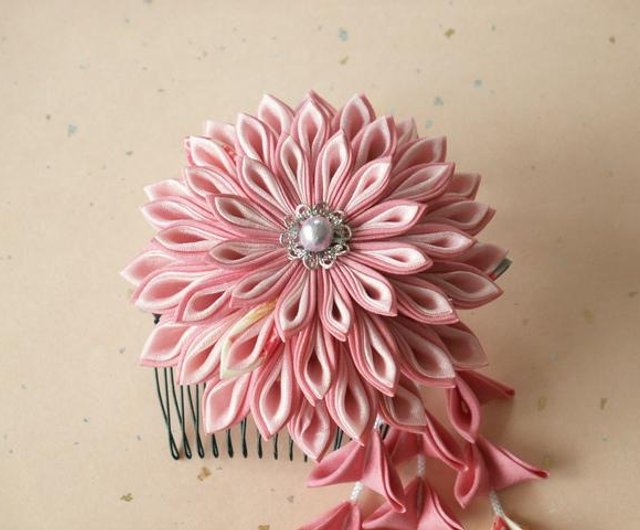 つまみ細工 古布で作った剣つまみの髪飾り〈桃色〉 成人式にぴったり