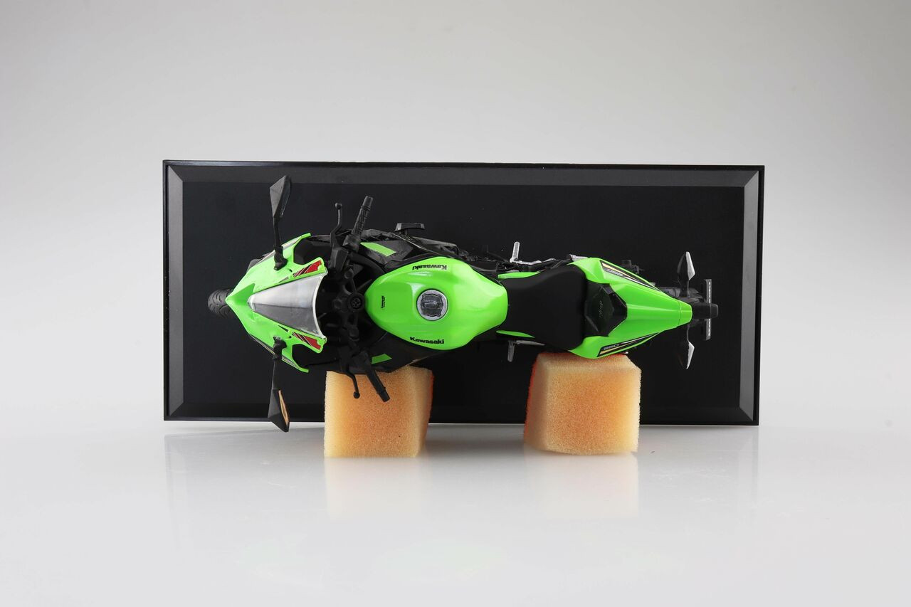 SKYNET 1/12 KAWASAKI Ninja ZX-25R (Lime Green x Ebony) Finished Model