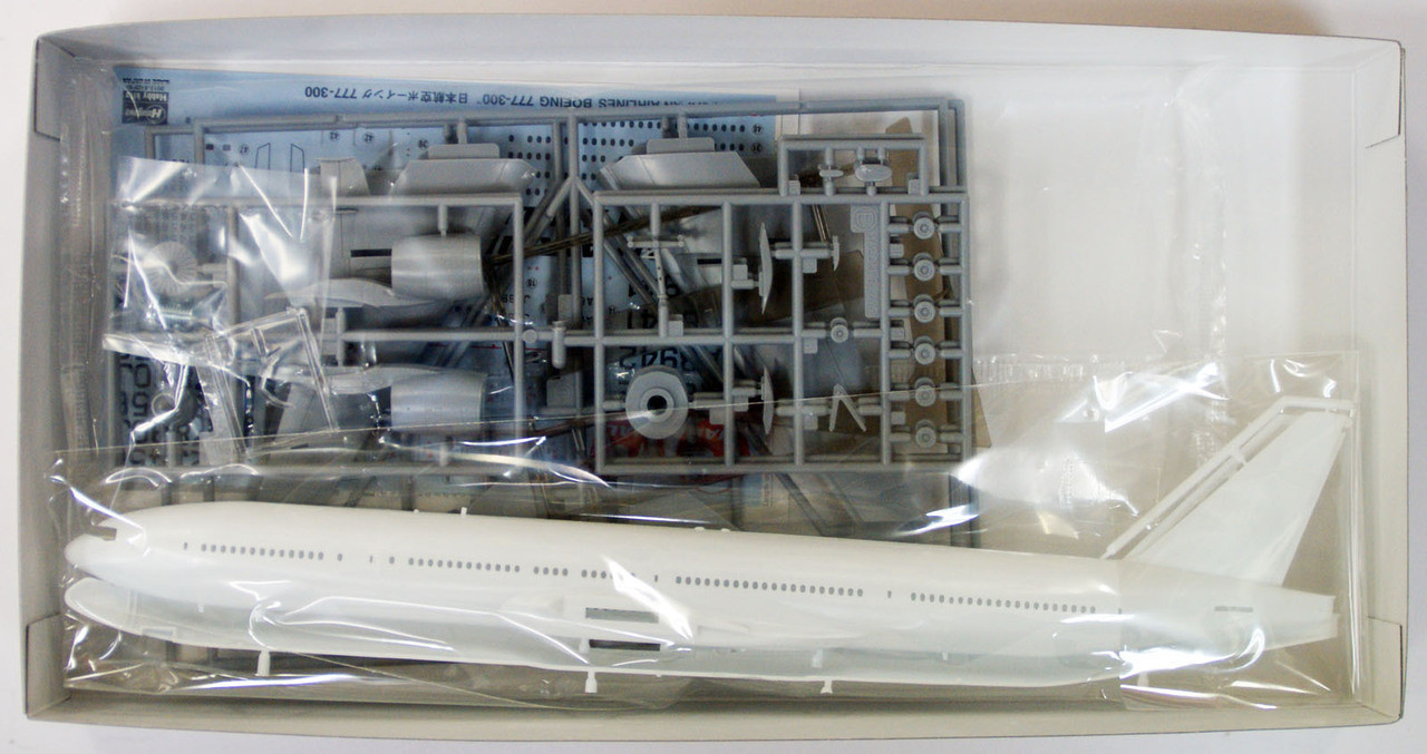 Hasegawa 1/200 Japan Airlines Boeing 777-300 Plastic Model