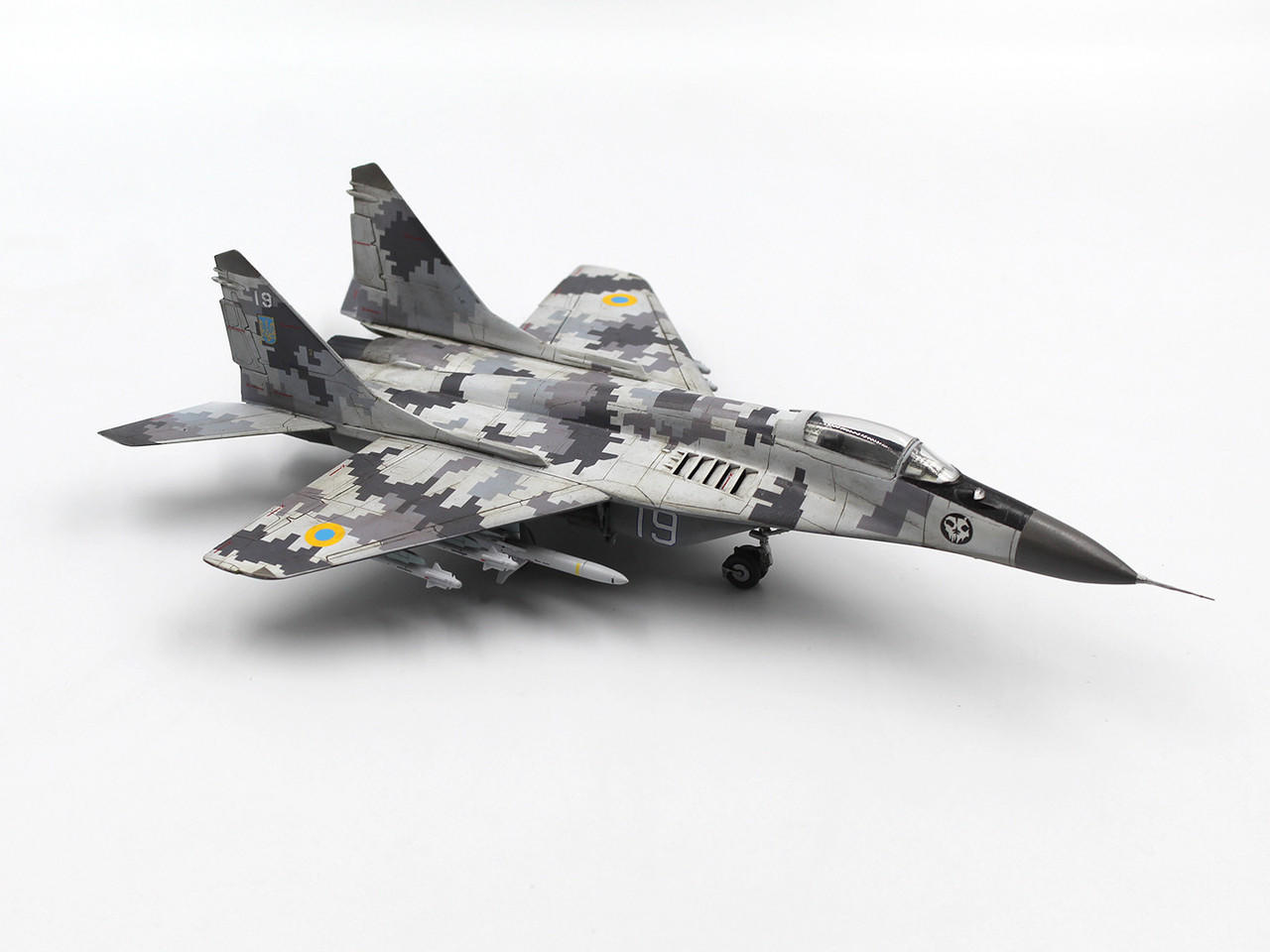 1/72 ICM MiG-29 9-13 Ukrainian Fighter with HARM missiles