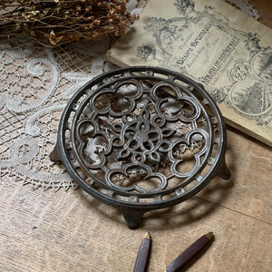 シックなアイアントリベット（鍋敷）直径21cm フランスアンティーク