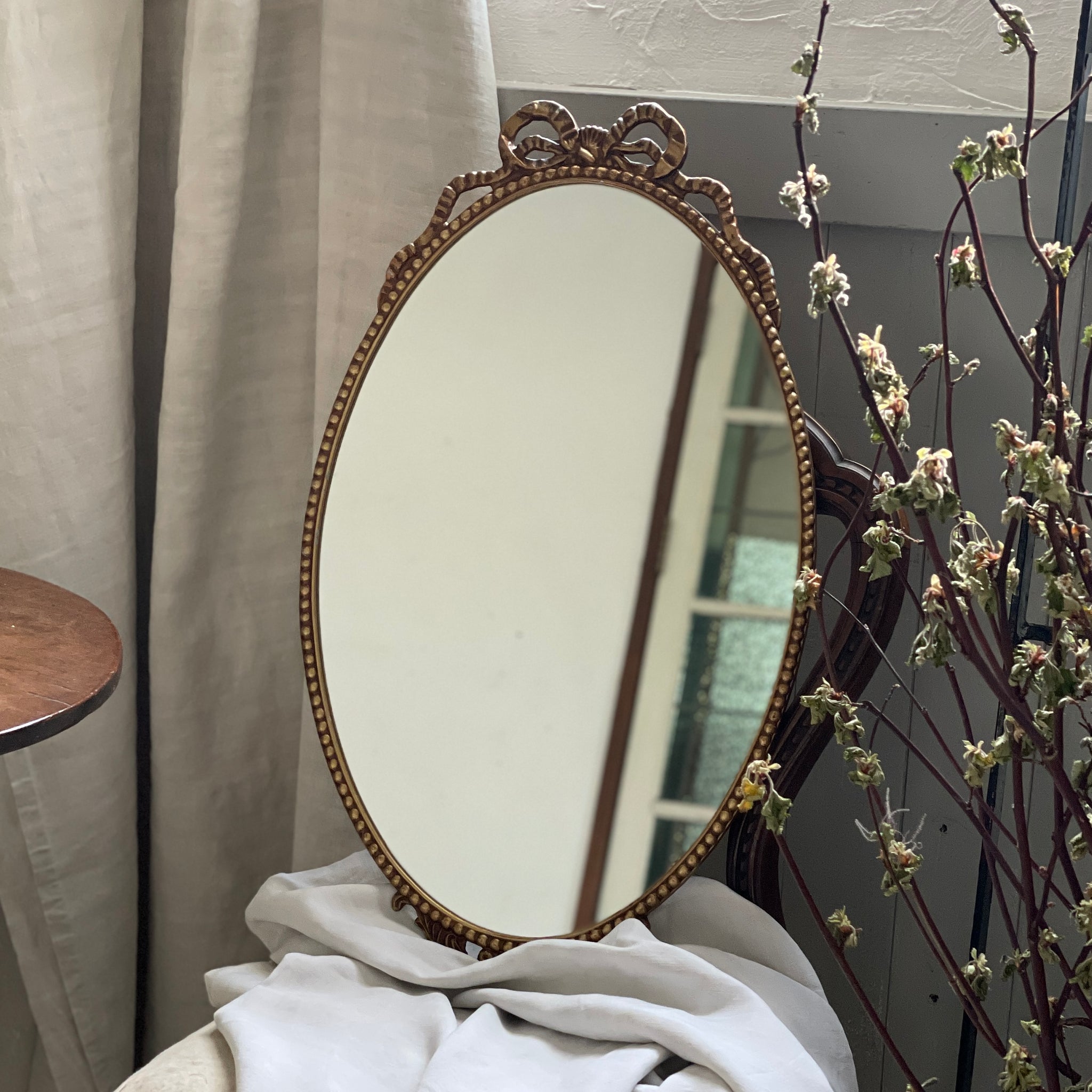 真鍮のリボン飾りが可愛いオーバルミラー（65x38.5cm） イギリス