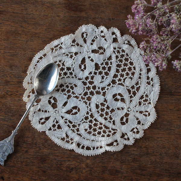 美しいバテンレースドイリー（直径13.5cm） フランスアンティーク