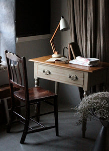 ペールグリーンのペイントがシャビーなデスク（机） イギリス