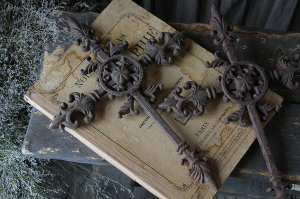 細工が美しいアイアンクロス（十字架）飾り フランスアンティーク