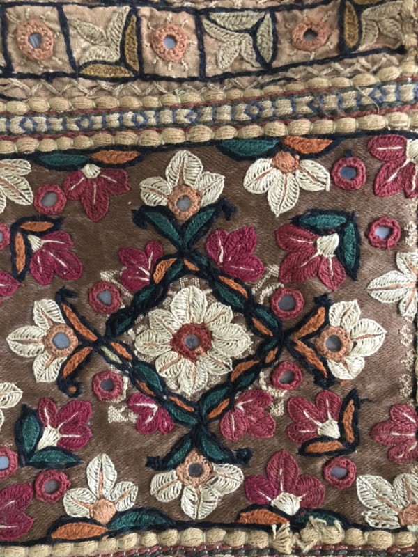 インド グジャラート州 刺繍・ミラーワーク 壁掛け布 （150×102cm