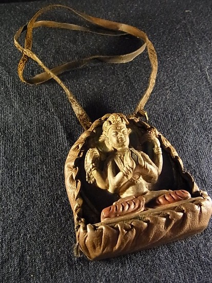 ツァツァ(チベットの磚仏) 四臂観音菩薩のネックレス - Chagamocraft