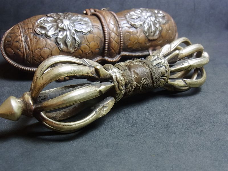 修縁堂】バジュラ希少 チベット密教 密教法具 宝篋印塔29cm