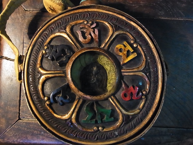 オールドチベット ガウ携帯祭壇『薬師如来』仏像窓銀製装飾手造り打出