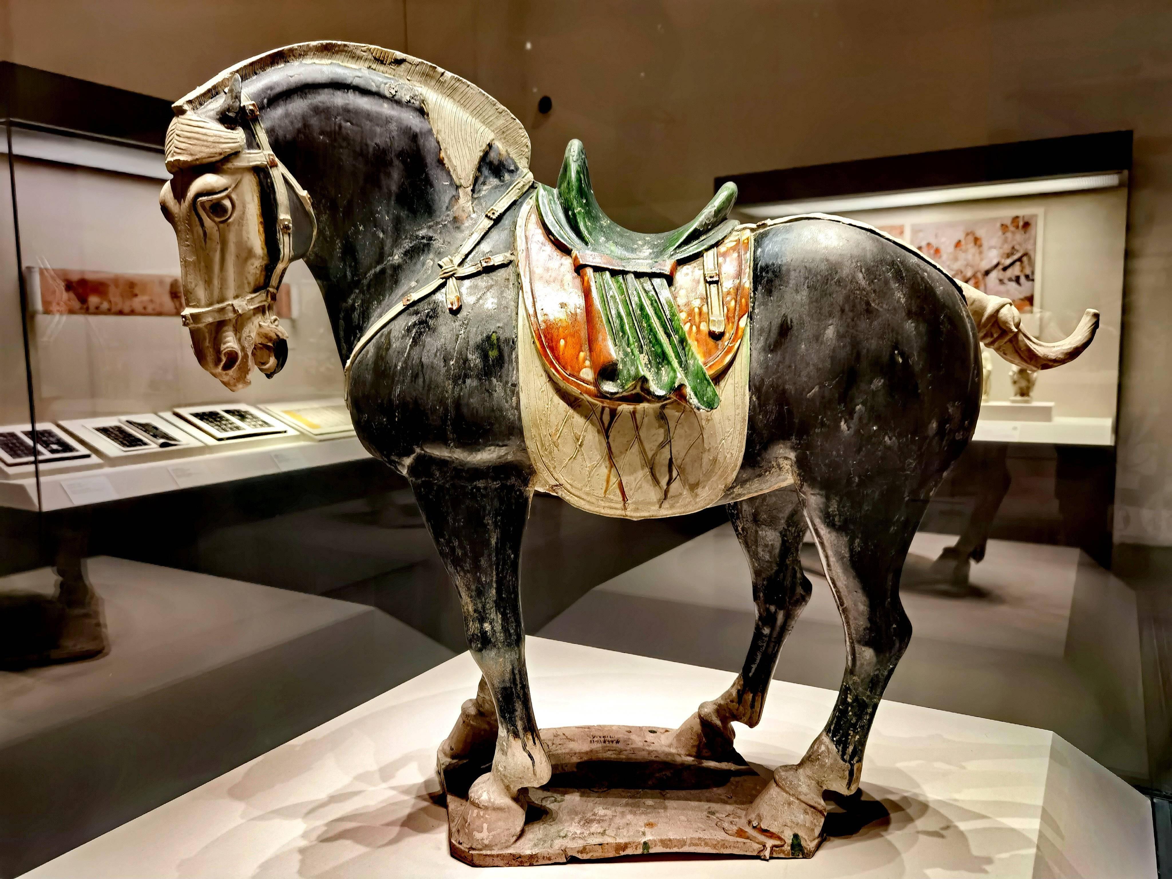 旧豪家蔵出し 唐三彩藍釉戰馬 唐代貴族的豪華坐騎——​三