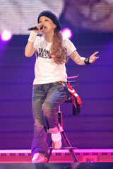 あゆ、デビュー10周年ツアー国内ファイナルで感涙 | オリコンニュース