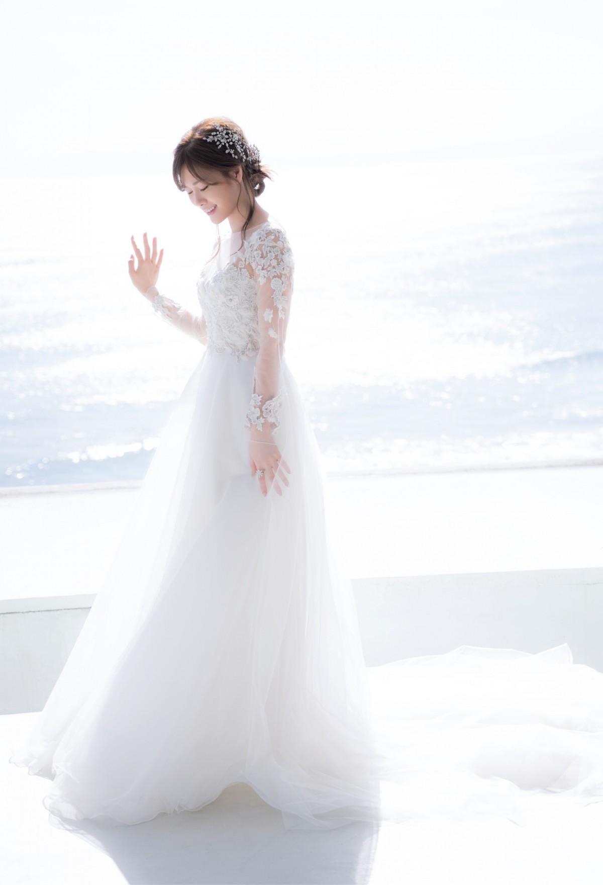 白石麻衣、幻想的な“純白ドレス”披露 卒業記念本の裏表紙カット公開