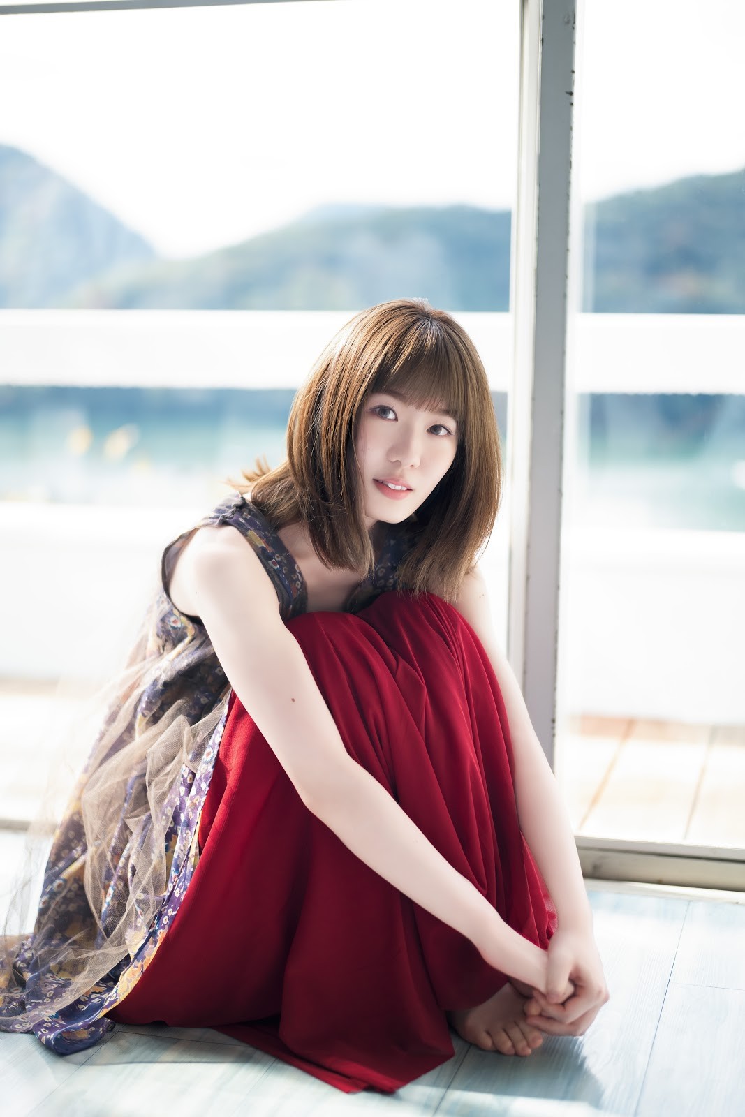 小池美波、白いワンピースでナチュラルな表情 大人な一面もチラリ