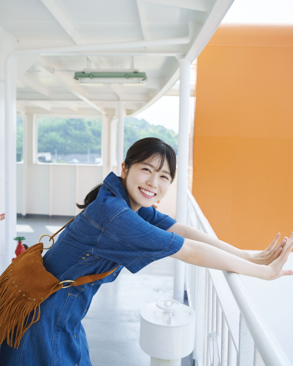 日向坂46・丹生明里、1st写真集が重版決定 大人らしい黒ワンピの