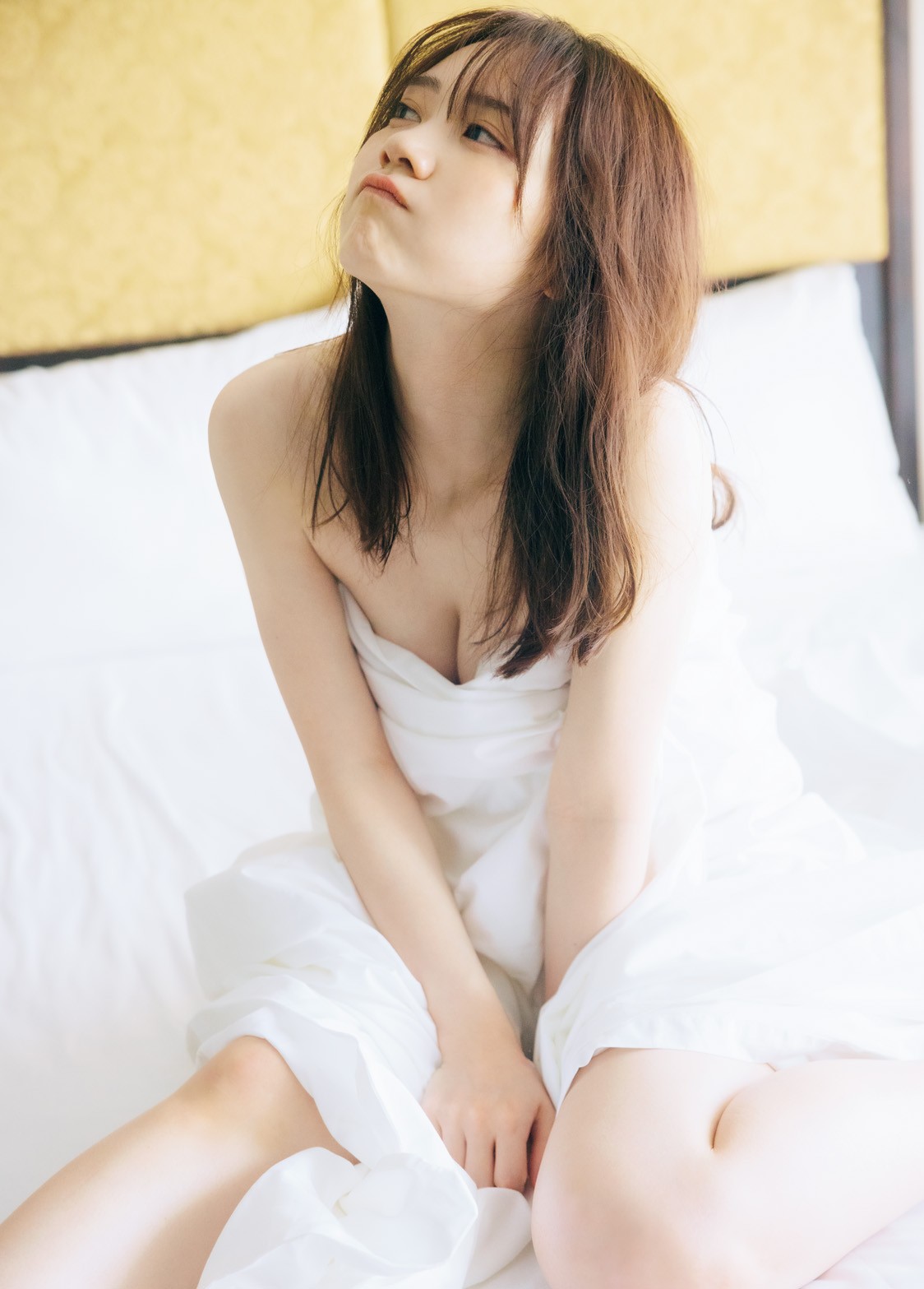 乃木坂46田村真佑、シーツまとい白肌あらわ 1st写真集から“あざと