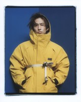 三宅健、美しくまばゆい光の中で春アウター着こなす 『アダム エ ロぺ