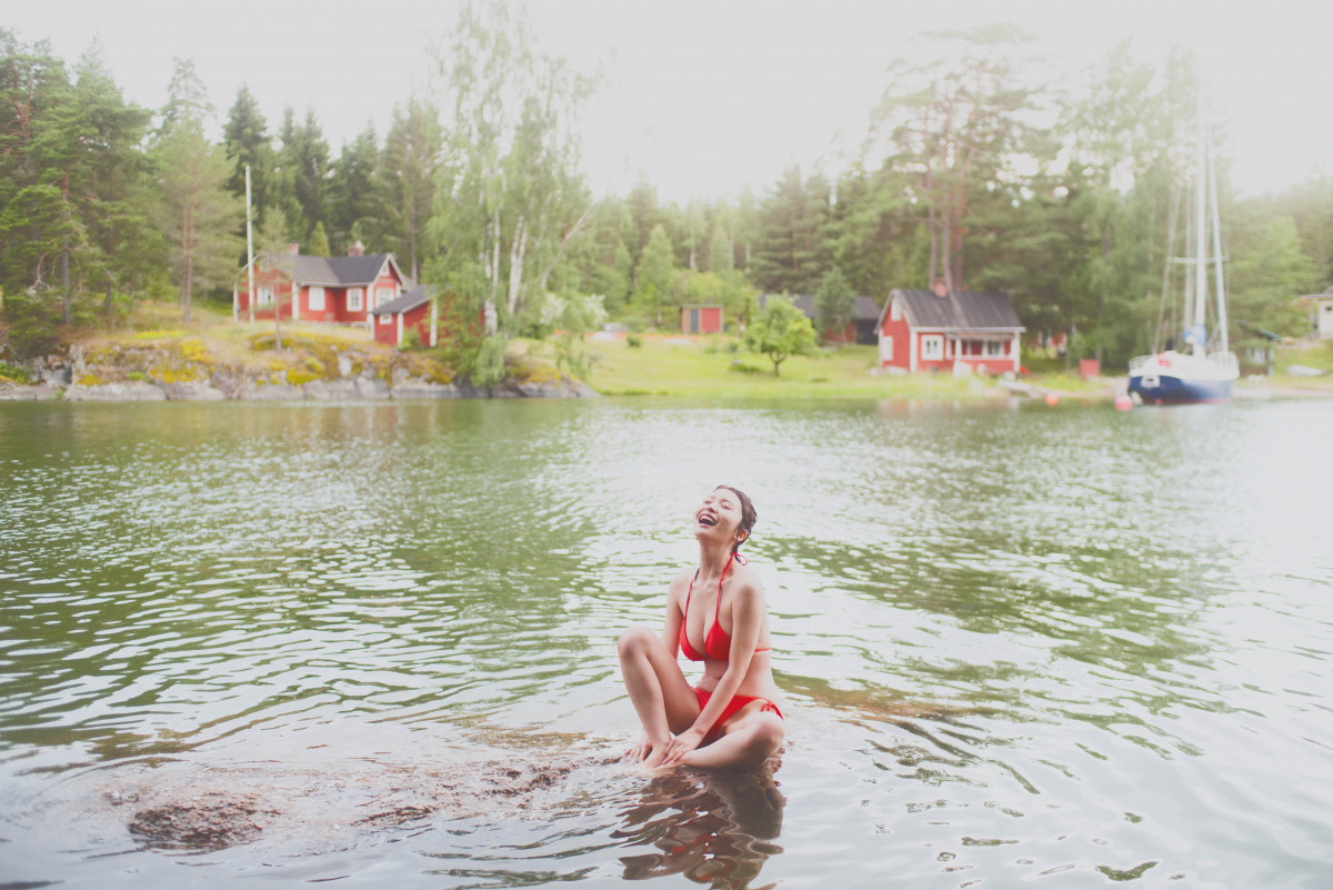 長濱ねる、8年ぶりセカンド写真集 笑顔満開のヘルシー水着ショット