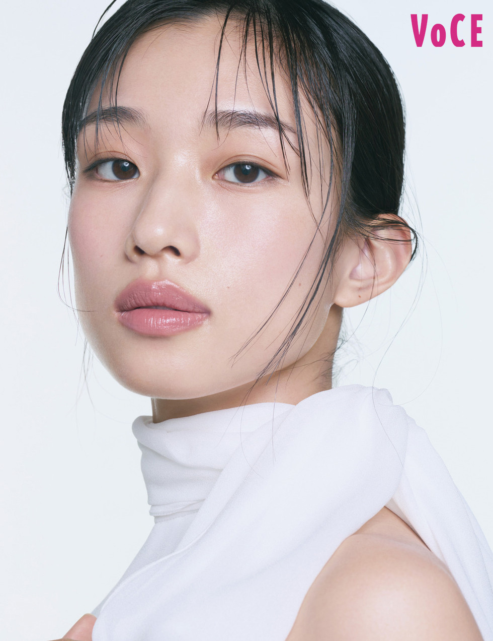 河合優実、『VOCE』表紙に登場 白ドレスで圧倒的存在感を放つ 役に