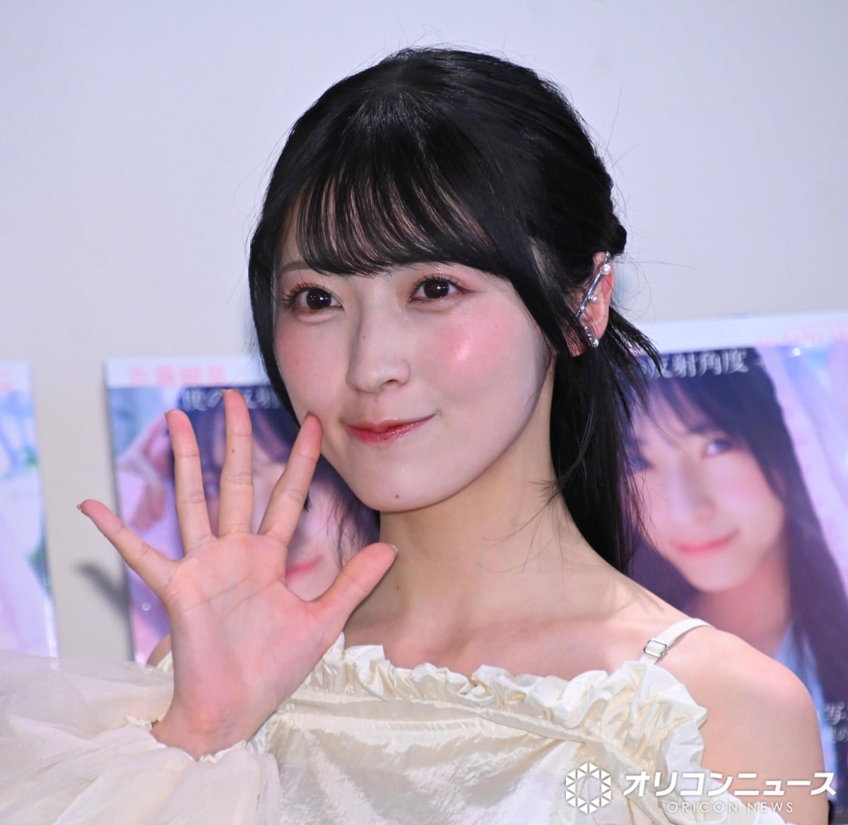 AKB48佐藤綺星、元AKB48の姉と同時期に写真集発売「交換こしようねって