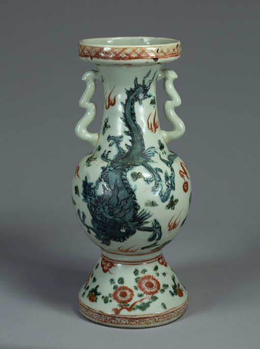 萬暦赤絵龍の図双耳瓶 明時代 萬暦赤絵龍の図双耳瓶 明時代 花瓶 工芸品