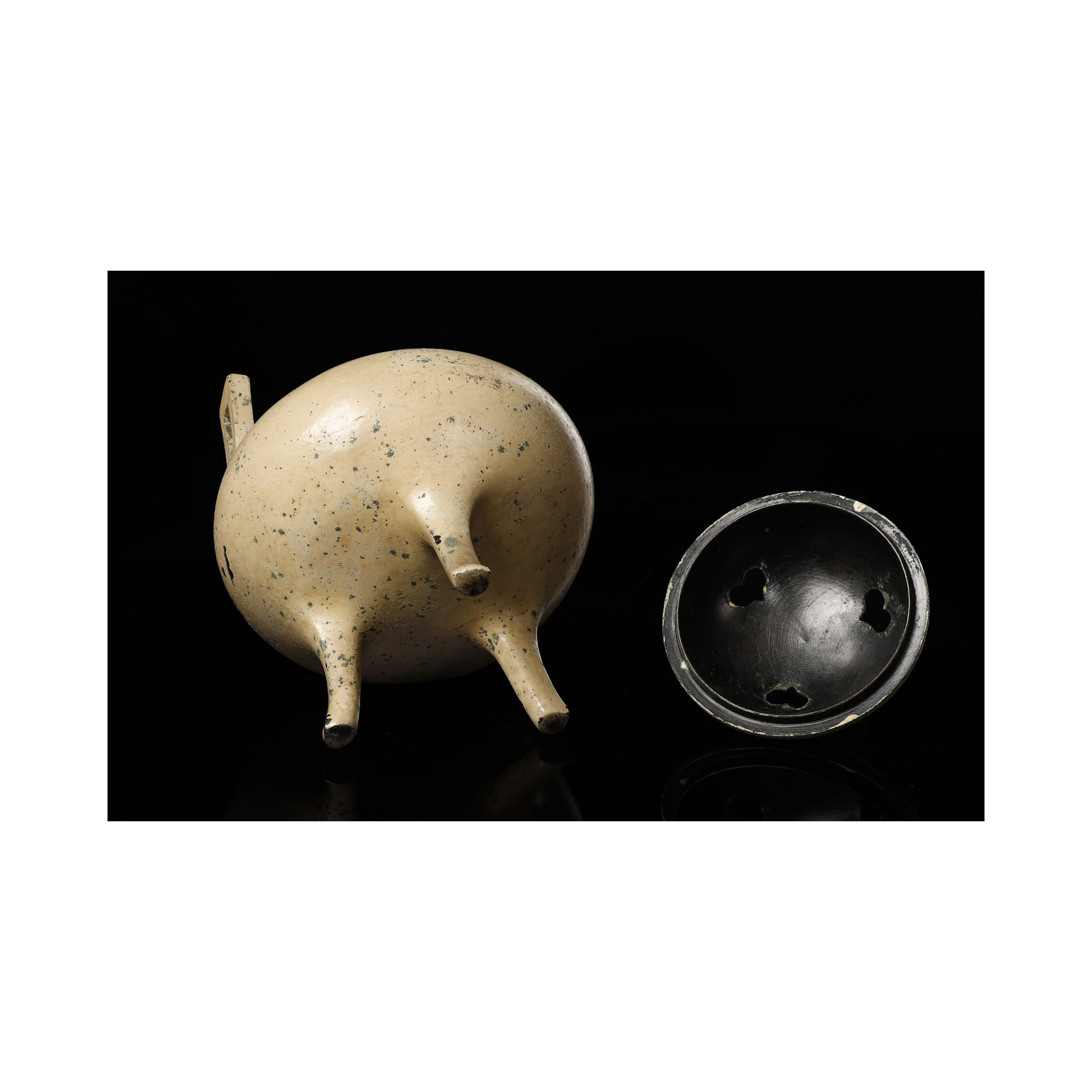 古銅 銀象嵌雲鶴文 三足蓋爐 香炉 唐木台・時代箱付