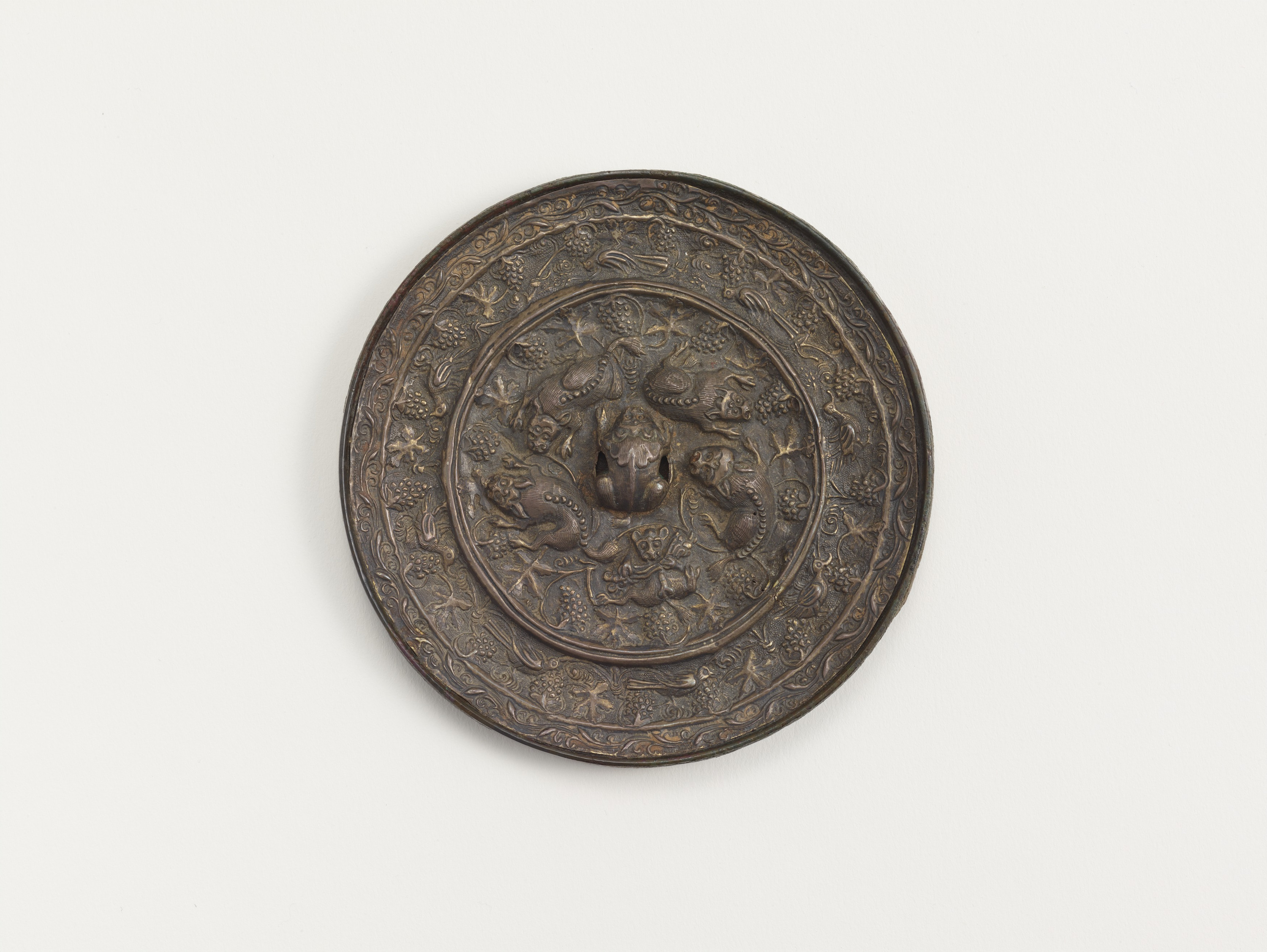 九州国立博物館 | 収蔵品ギャラリー | 銀貼海獣葡萄鏡